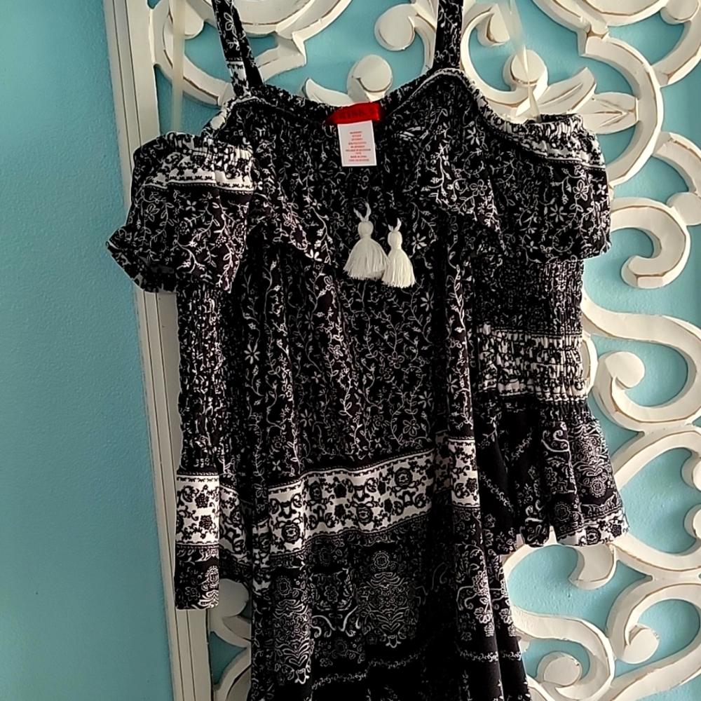 Off the shoulders B&W dress
